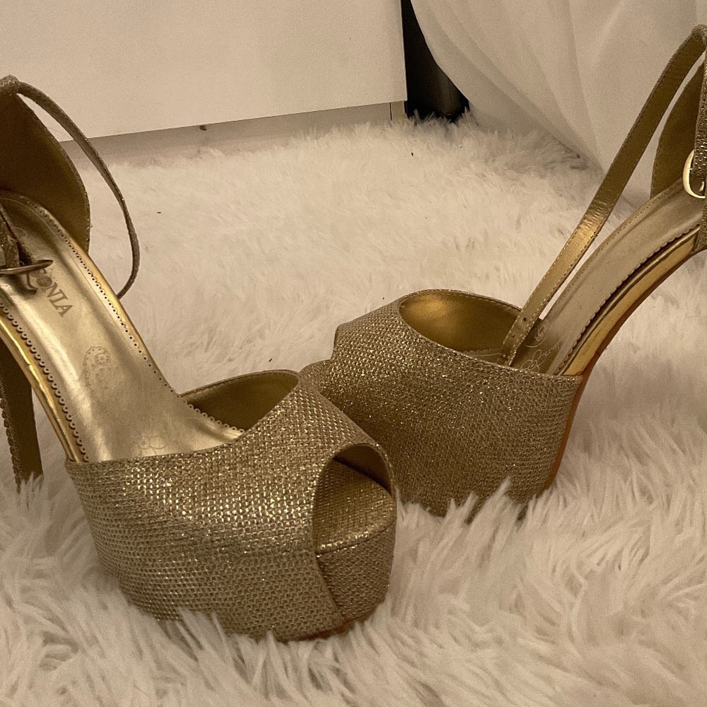 Lasonia size 6 Gold